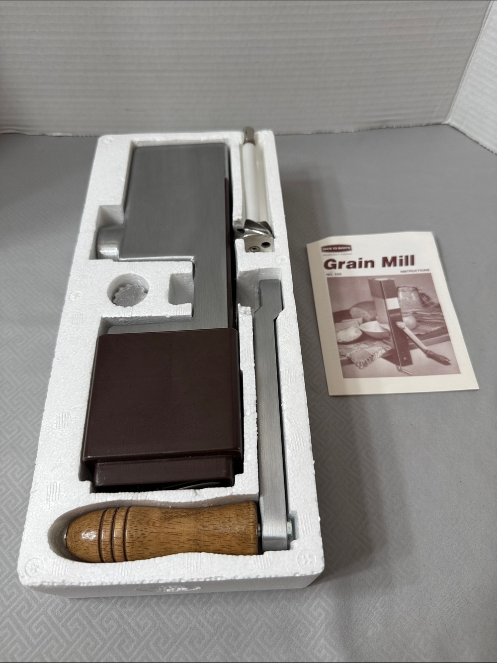 Vtg  Back to Basics Manual Hand Crank Wood Handle Grain Mill Grinder Model #555 - Picture 10 of 14